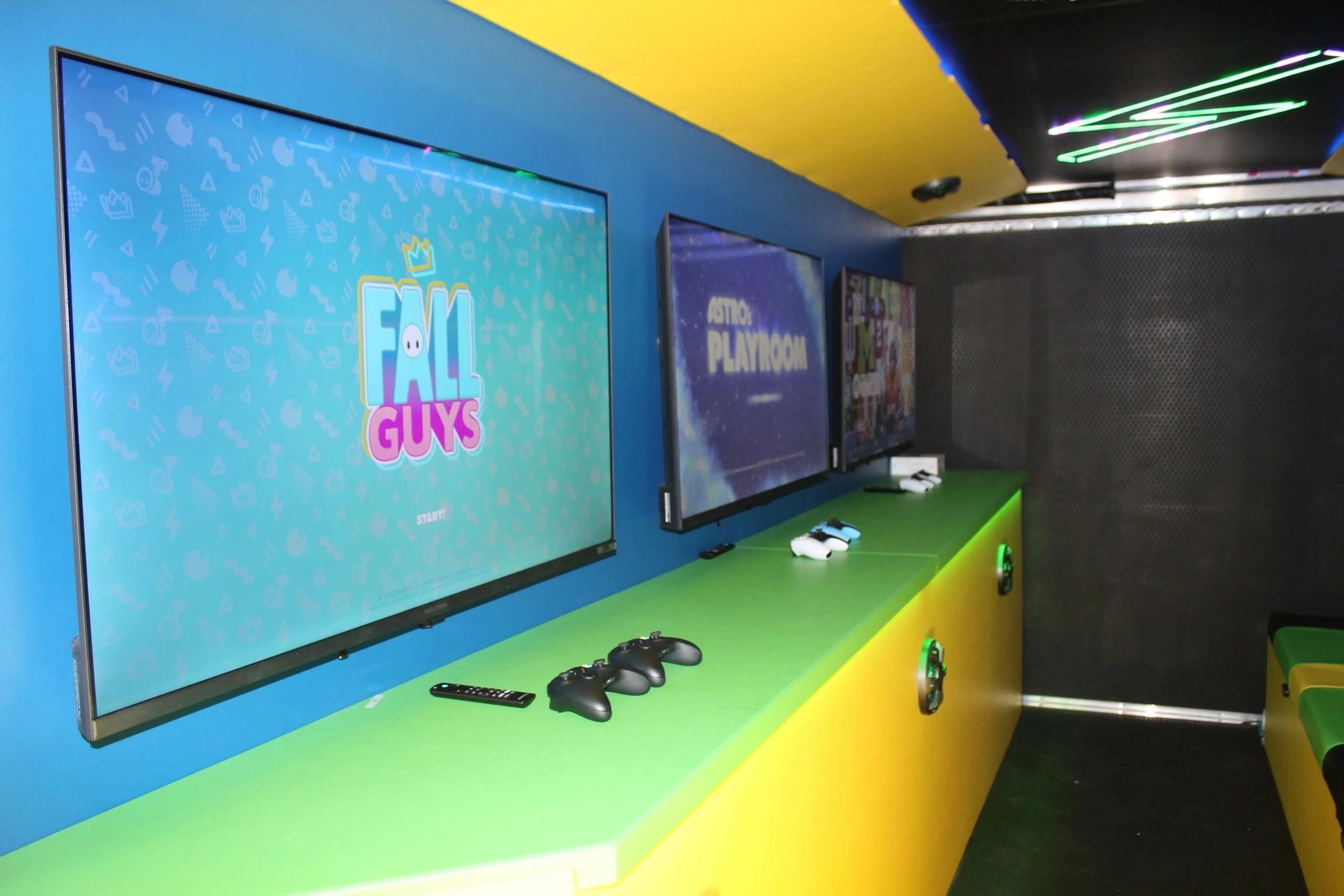 Six 50-inch 4K Smart TVs inside the gaming truck